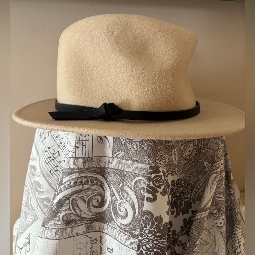 NWT Banana Republic adjustable hat size S/M